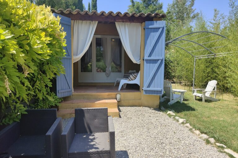 Chambre d'hôte La Belle Rivière à Salernes - Chambre Benjamin, vue extérieur