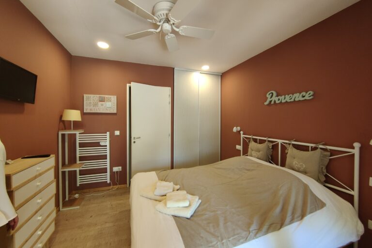 Chambre d'hôte La Belle Rivière à Salernes - Chambre Capucine, vue intérieur