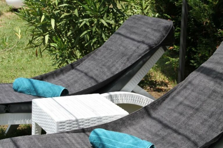 Chambre d'hôte La Belle Rivière à Salernes - Parc et piscine - transats à l'ombre