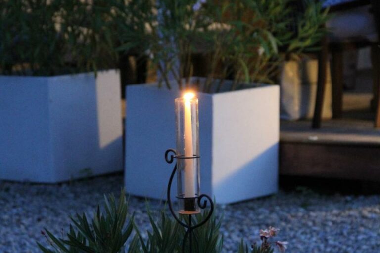 Chambre d'hôte La Belle Rivière à Salernes - Parc et piscine - Terrasse la nuit