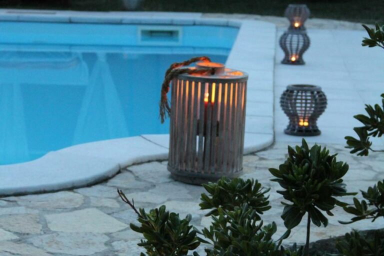 Chambre d'hôte La Belle Rivière à Salernes - Piscine la nuit