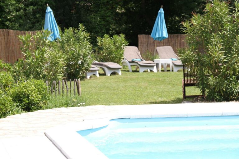 Chambre d'hôte La Belle Rivière à Salernes - Piscine et transats