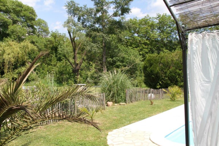 Chambre d'hôte La Belle Rivière à Salernes - Parc et piscine - tonnelle