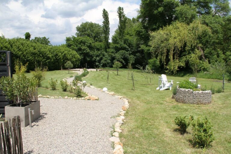Chambre d'hôte La Belle Rivière à Salernes - Parc et piscine - chemin de graviers