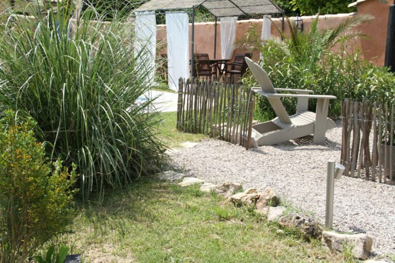 Chambre d'hôte La Belle Rivière à Salernes - Piscine et tonnelle ombragée