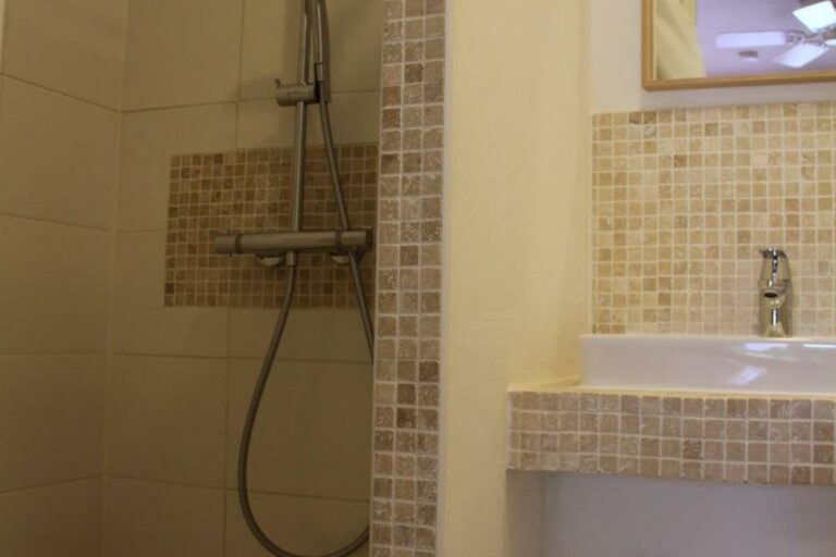 Chambre d'hôte La Belle Rivière à Salernes - Salle de bains avec douche à l'italienne