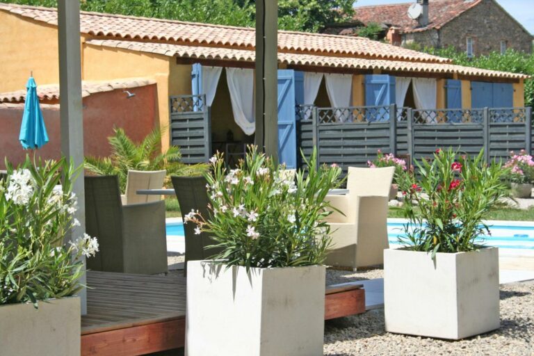 Chambre d'hôte La Belle Rivière à Salernes - Parc et piscine - Terrasse