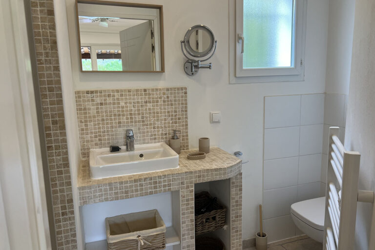 Chambre d'hôte La Belle Rivière à Salernes - Chambre Capucine - salle de bains