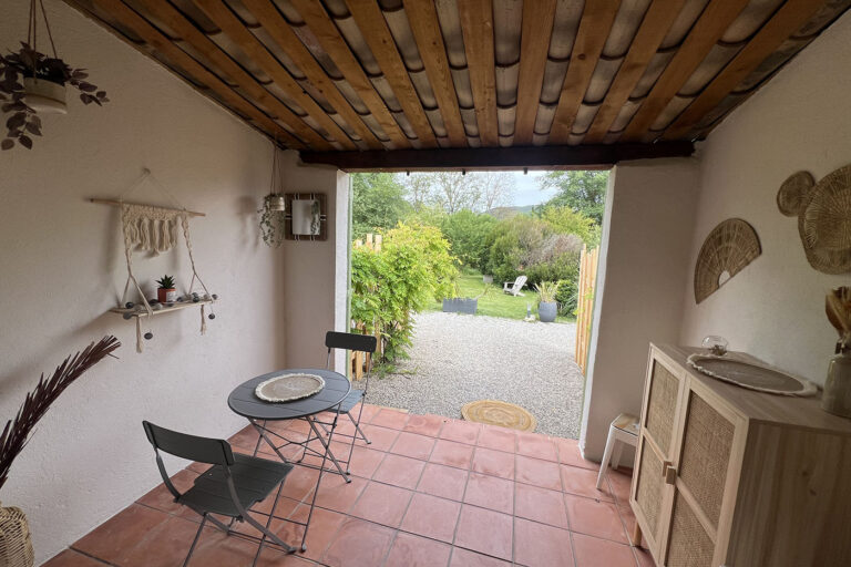 Chambre d'hôte La Belle Rivière à Salernes - Chambre Capucine - Terrasse privative
