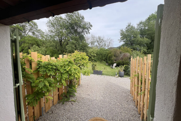 Chambre d'hôte La Belle Rivière à Salernes - Chambre Capucine - Terrasse privative