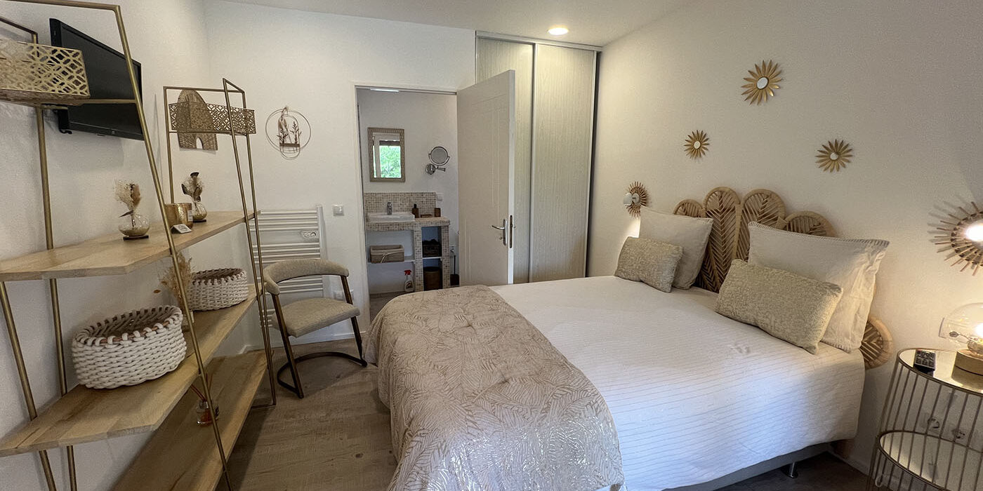 Chambre d’hôte La Belle Rivière à Salernes – Chambre Romane Chambre d'hôte La Belle Rivière à Salernes - Chambre Romane