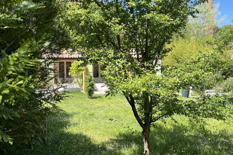 Chambre d'hôte La Belle Rivière à Salernes - Parc et chambres