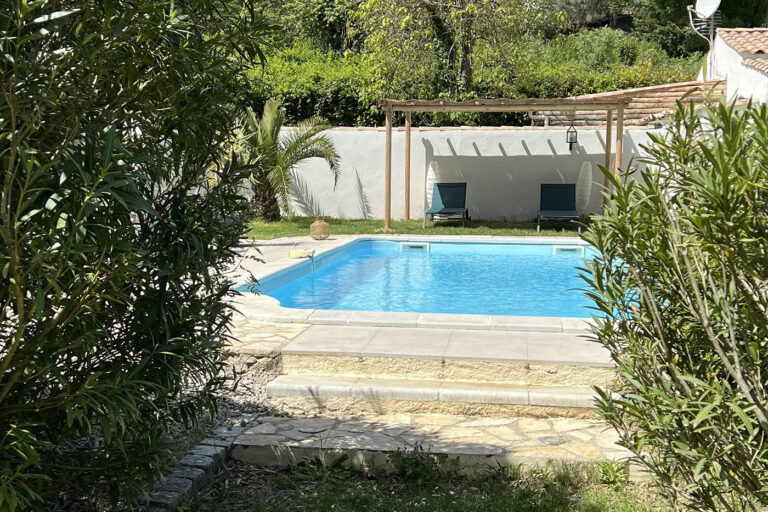 Chambre d'hôte La Belle Rivière à Salernes - Parc et piscine