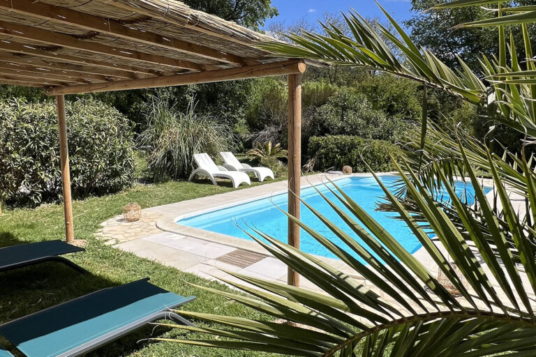 Chambre d'hôte La Belle Rivière à Salernes - Parc et piscine